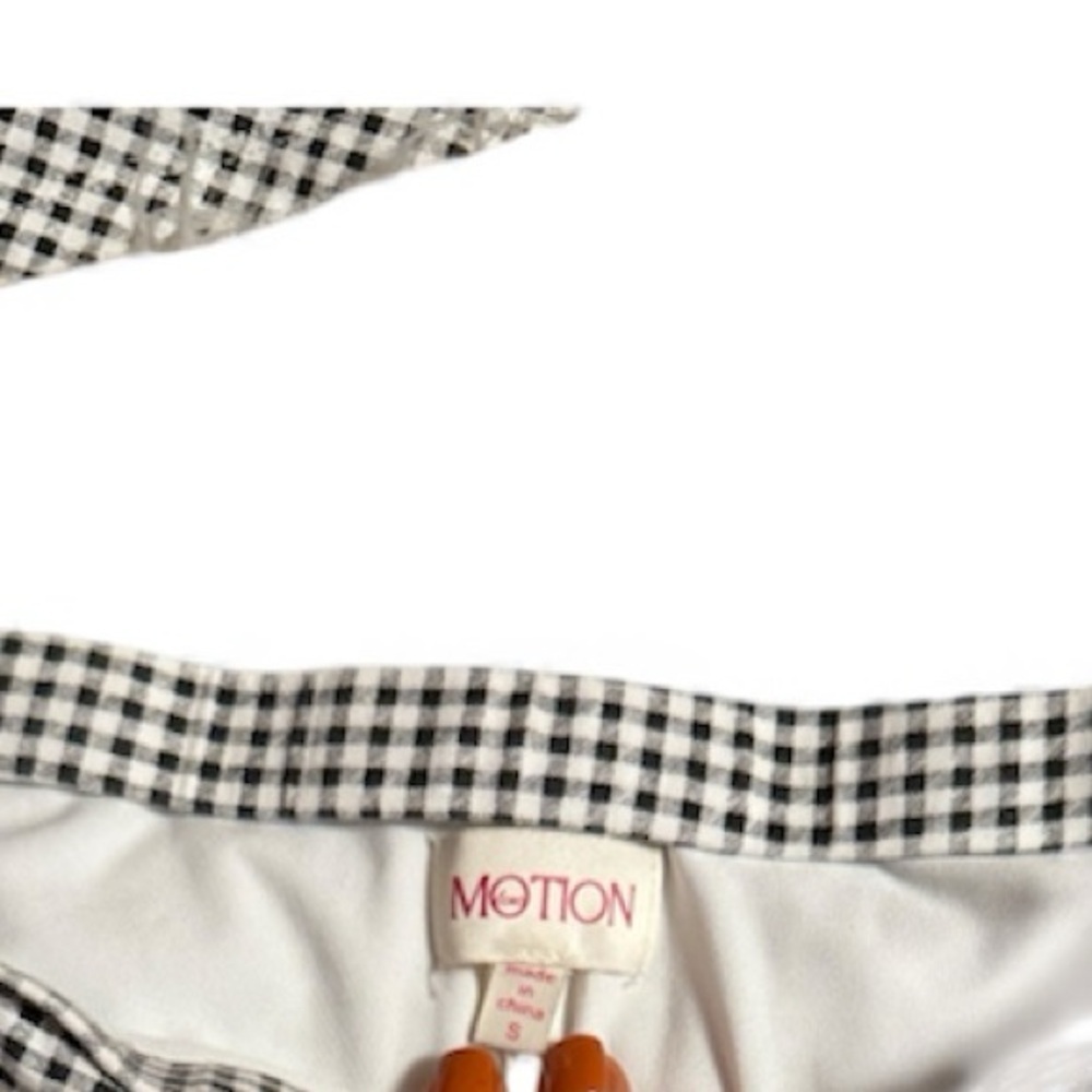Stylish Black and White Gingham Skirt Set - Picture 3 of 3